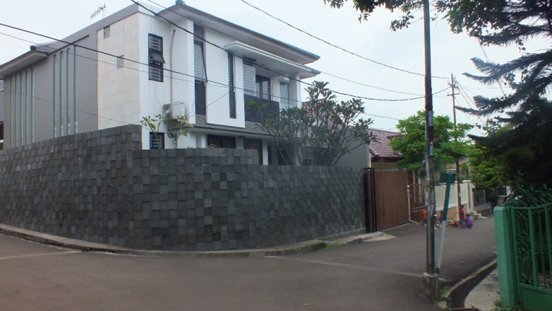 Rumah Minimalis, Hoek di Veteran Jakarta Selatan