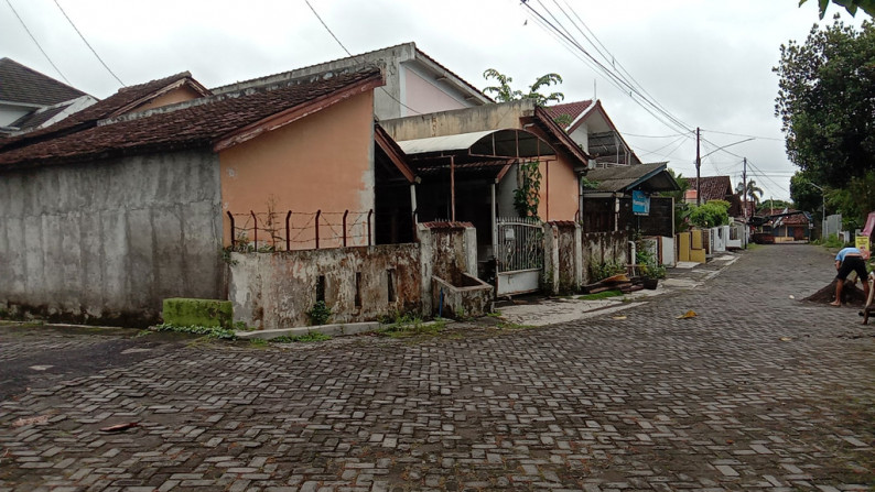RUMAH KOST AKTIF, 12 KAMAR DI JL KALIURANG KM 10. YOGYAKARTA