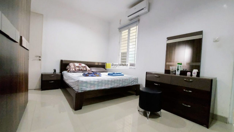 Rumah modern minimalis dalam town house di Cinere