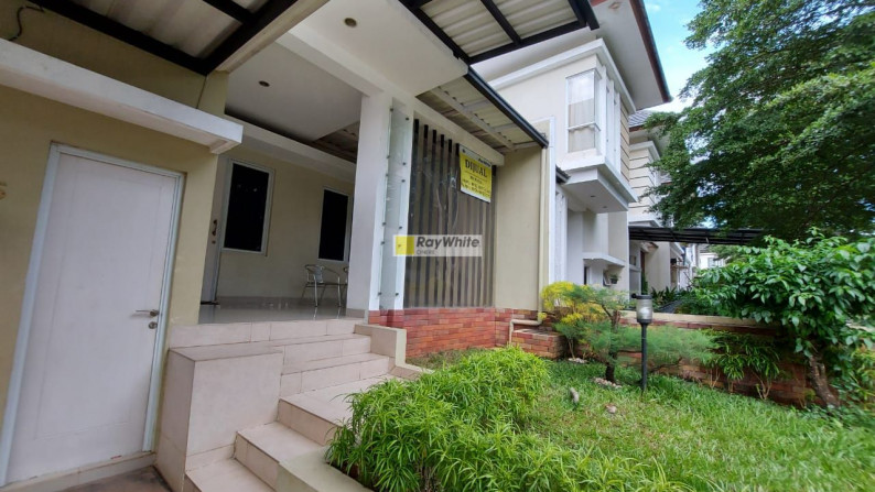 Rumah modern minimalis dalam town house di Cinere