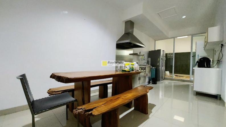 Rumah modern minimalis dalam town house di Cinere