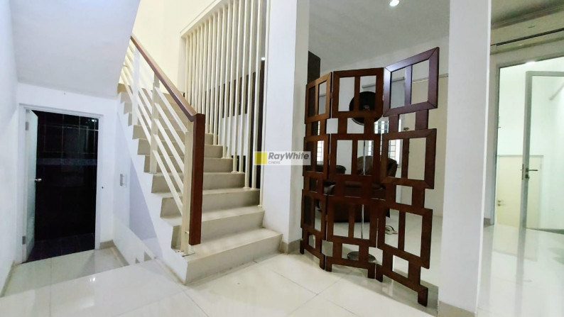 Rumah modern minimalis dalam town house di Cinere