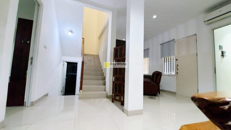 Rumah modern minimalis dalam town house di Cinere