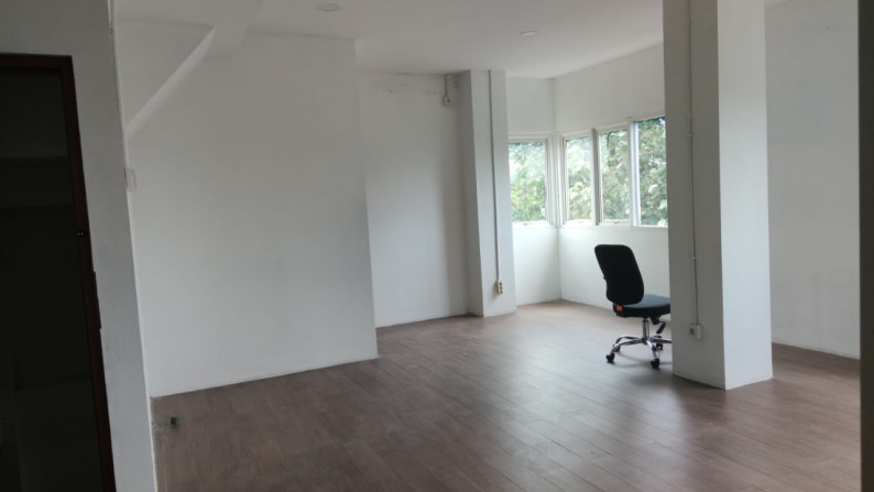 RUKO 3.5 LANTAI+FURNITURE DISEWAKAN , DEKAT LIPPO DAN ATMAJAYA, BABARSARI