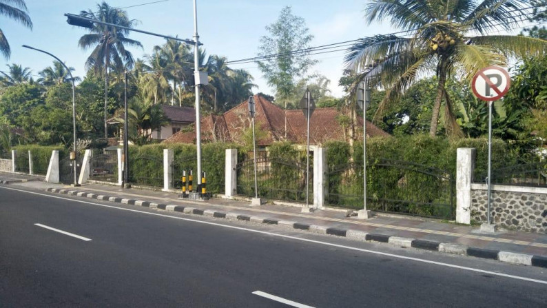 Disewakan rumah dengan arsitektur kolonial belanda di lokasi bagus