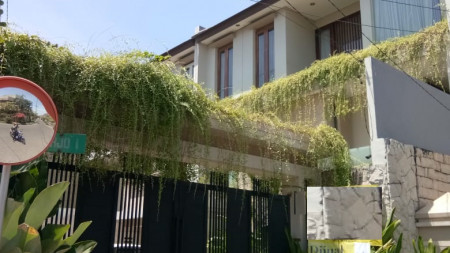 Rumah 3 lantai Manyar Kertoarjo