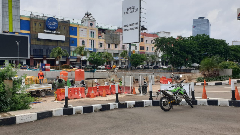 Ruko Gandeng Hadap Jalan MOI