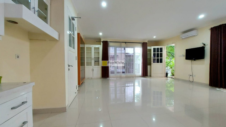 Rumah modern nan asri dalam town house di Pejaten