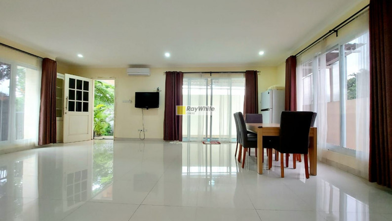 Rumah modern nan asri dalam town house di Pejaten