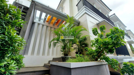 Rumah modern nan asri dalam town house di Pejaten