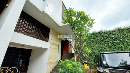 Rumah modern dalam town house di Kemang