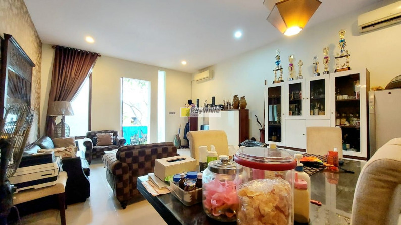 Rumah modern dalam town house di Kemang