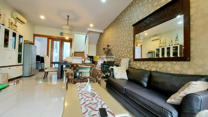 Rumah modern dalam town house di Kemang