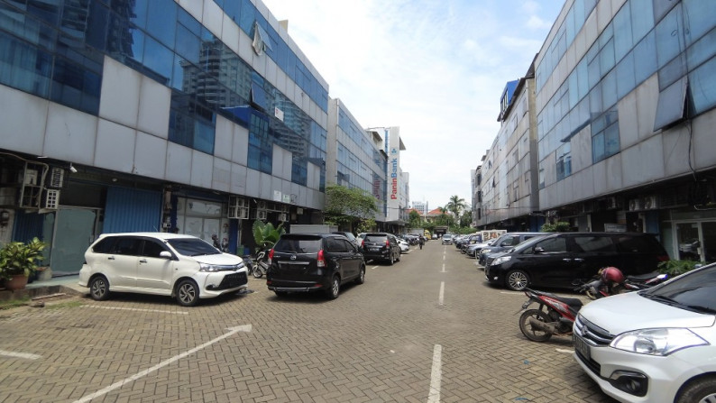 Ruko Boulevard Barat di Jalan Utama Plaza Pasific, Luas 4,5x16m2