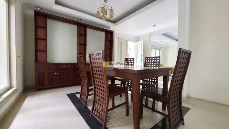 Rumah apik dan menarik dalam town house di Kemang