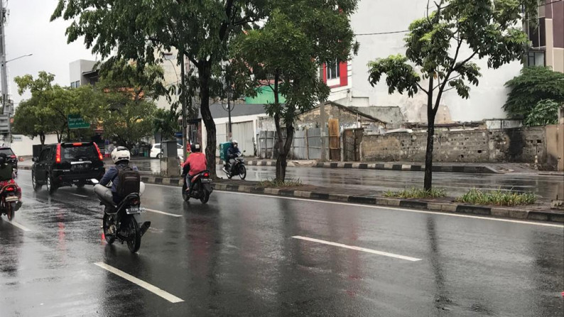 Rumah Lokasi Pinggir Jalan Raya, Area Komersil dan Hitung Tanah @Kebon Jeruk