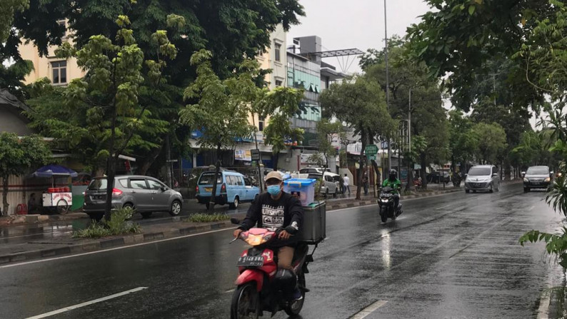 Rumah Lokasi Pinggir Jalan Raya, Area Komersil dan Hitung Tanah @Kebon Jeruk