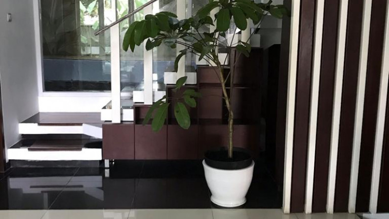 RUMAH SIAP HUNI, SUDAH RENOV & FULLY FURNISHED DI BINTARO #JS