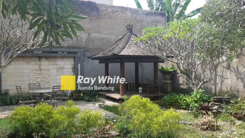 Luxury House with Beautiful Garden View Kota Baru Parahyangan