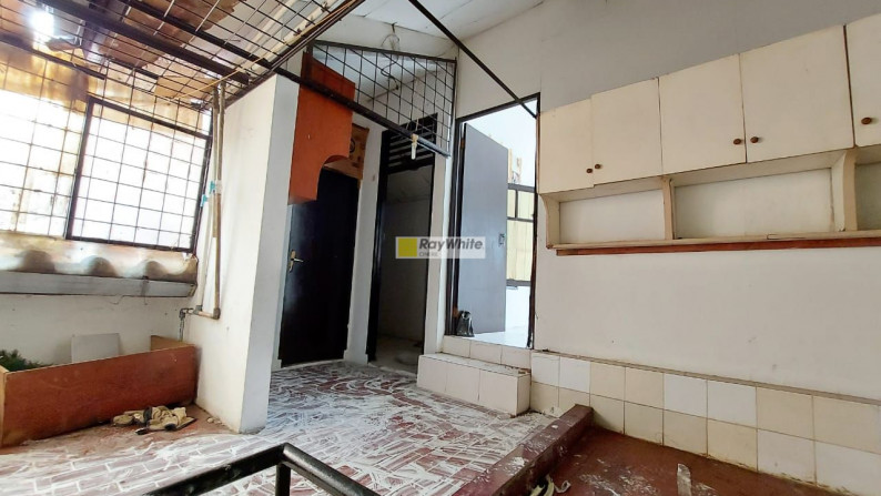 Rumah menarik dalam komplek besar di Lebak Bulus