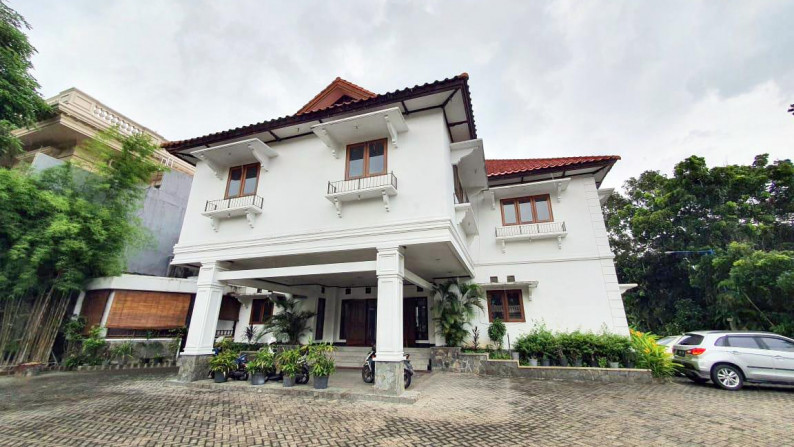 Sewa Gedung/Kantor di Graha Family, Lokasi Strategis, Parkir Sangat Luas, Cocok untuk Kantor, Klinik, Homestay, LBB dsb - TAN -