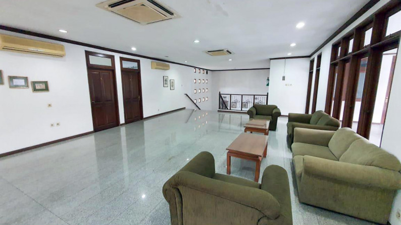 Sewa Gedung/Kantor di Graha Family, Lokasi Strategis, Parkir Sangat Luas, Cocok untuk Kantor, Klinik, Homestay, LBB dsb - TAN -