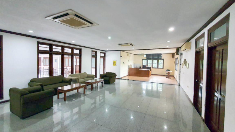 Sewa Gedung/Kantor di Graha Family, Lokasi Strategis, Parkir Sangat Luas, Cocok untuk Kantor, Klinik, Homestay, LBB dsb - TAN -