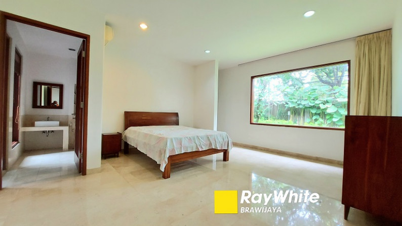 Rumah di Kemang Dalam, Jakarta Selatan, Siap Huni, dekat dengan sekolah AIS, bebas banjir, private pool, 4 bedrooms