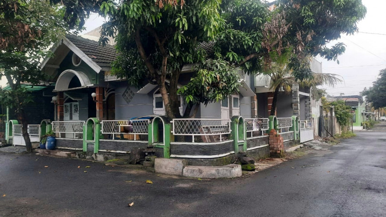 RUMAH 2LANTAI SIAP HUNI, LOKASI STRATEGIS, DI PERUM JAMBUSARI INDAH, SLEMAN