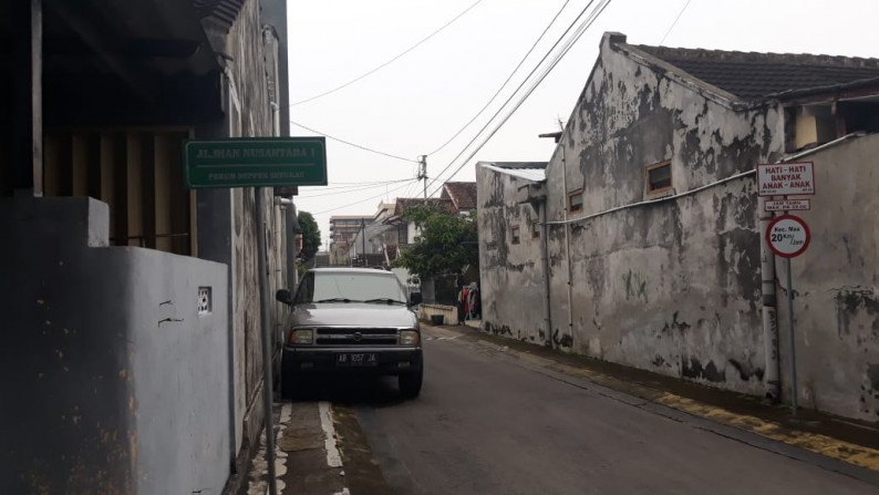 TANAH + BANGUNAN DI JL DIAN NUSANTARA, DEKAT YKPN SETURAN.