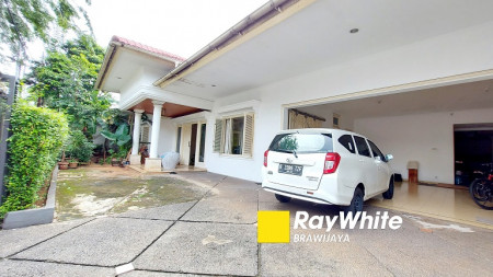 Rumah di Kemang Timur, Rumah 1 Lantai, Berpagar, Private pool, Ada taman, 4 BR