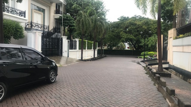 Rumah baru renovasi di sewa Sanur Indah Bukit Gading Villa luas 600m2