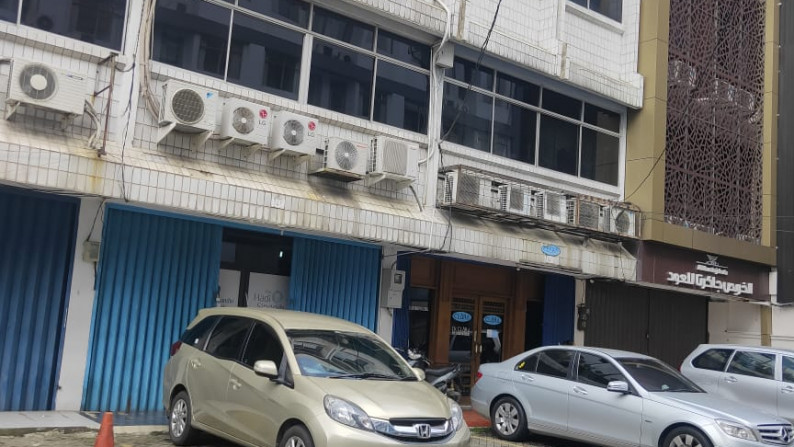 Ruko 3,5 Lantai bagus untuk kantor dan Usaha di Jl.Raden Saleh  Jakarta Pusat