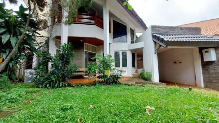 Rumah kayu minimalis nan asri & unik di Cinere