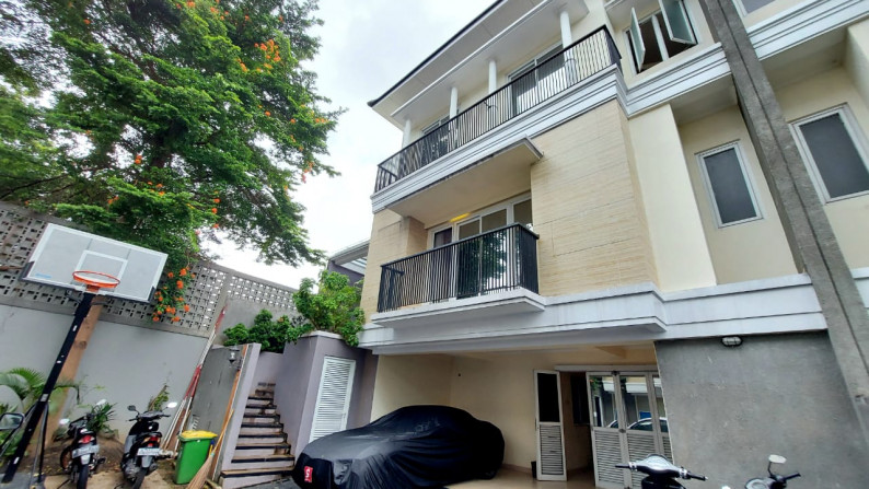 RUMAH MODERN NAN ASRI DALAM TOWN HOUSE DI PEJATEN