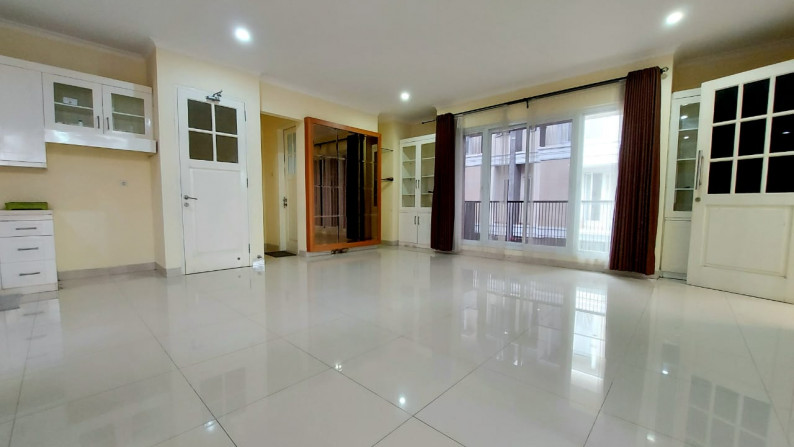 RUMAH MODERN NAN ASRI DALAM TOWN HOUSE DI PEJATEN