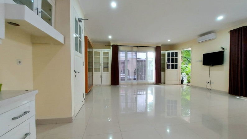 RUMAH MODERN NAN ASRI DALAM TOWN HOUSE DI PEJATEN