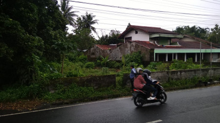 TANAH SELUAS 655 METER PERSEGI, DI JL RAYA JOGJA - MAGELANG KM 17