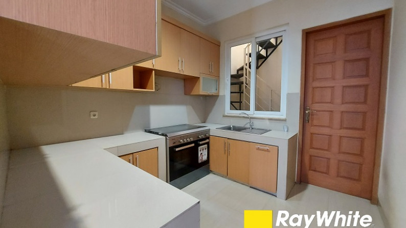 Rumah di Vila Delima, Lebak Bulus, Dalam Kompleks Perumahan, Siap Huni, Private Pool, SHM