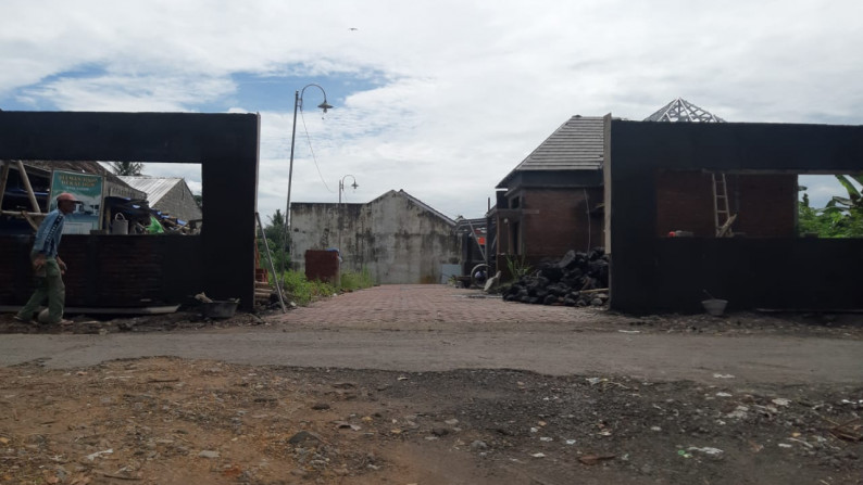 RUMAH SIAP BANGUN, DI JALAN NGRAJEK-KETINGAN DEKAT WESTLAKE RESORT