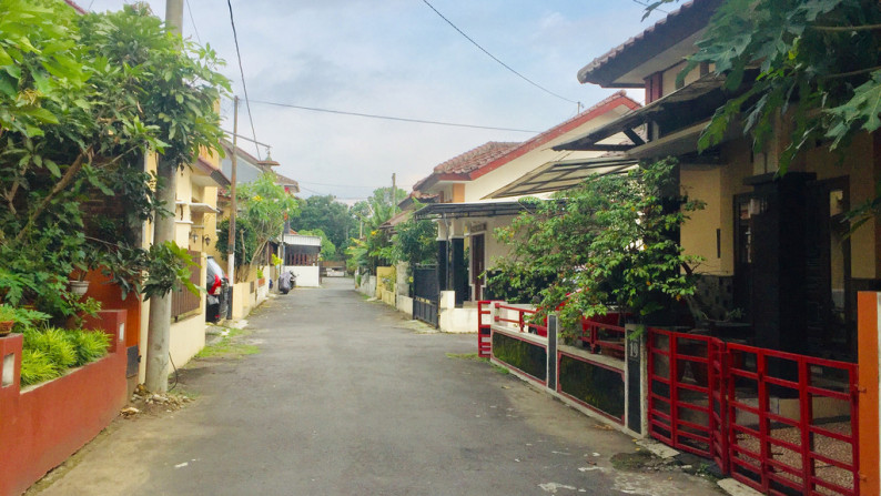 RUMAH CANTIK SIAP HUNI, DALAM PERUMAHAN DEKAT SLEMAN CITY HALL