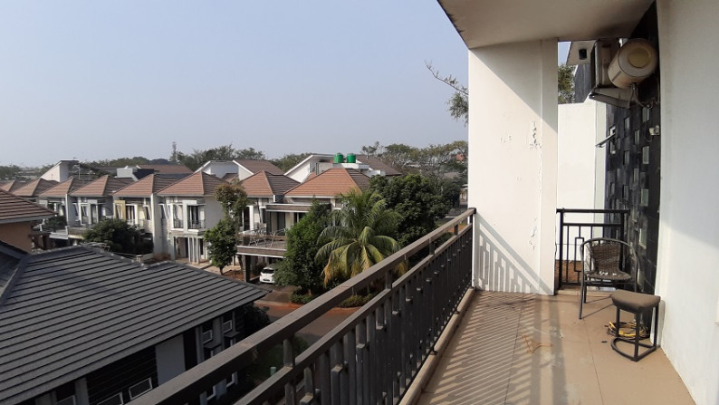 Rumah Cantik di Cibubur, Dalam Kompleks, Di hoek, Siap Huni, Private Swimming Pool, SHM