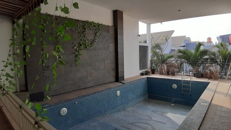 Rumah Cantik di Cibubur, Dalam Kompleks, Di hoek, Siap Huni, Private Swimming Pool, SHM