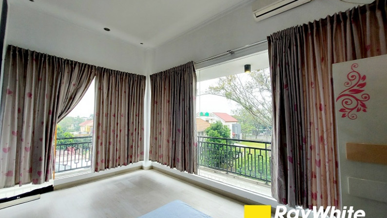 Rumah Cantik di Cibubur, Dalam Kompleks, Di hoek, Siap Huni, Private Swimming Pool, SHM