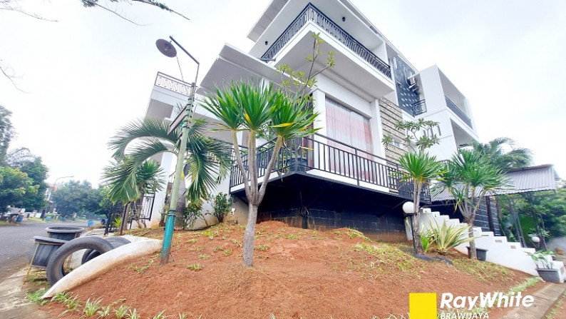 Rumah Cantik di Legenda Wisata Cibubur, Bogor, Di Hoek, Siap Huni, Private Swimming Pool