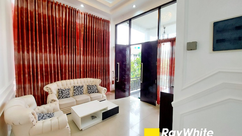 Rumah Cantik di Legenda Wisata Cibubur, Bogor, Di Hoek, Siap Huni, Private Swimming Pool