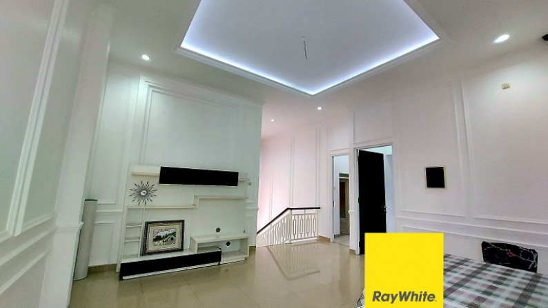 Rumah Cantik di Legenda Wisata Cibubur, Bogor, Di Hoek, Siap Huni, Private Swimming Pool