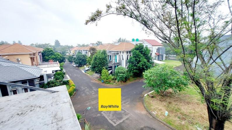 Rumah Cantik di Legenda Wisata Cibubur, Bogor, Di Hoek, Siap Huni, Private Swimming Pool