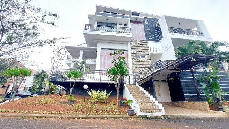 Rumah Cantik di Legenda Wisata Cibubur, Bogor, Di Hoek, Siap Huni, Private Swimming Pool