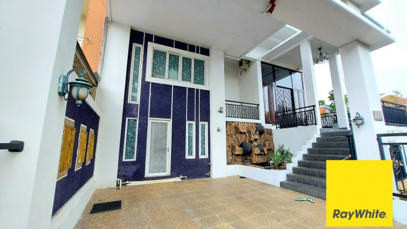 Rumah Cantik di Legenda Wisata Cibubur, Bogor, Di Hoek, Siap Huni, Private Swimming Pool
